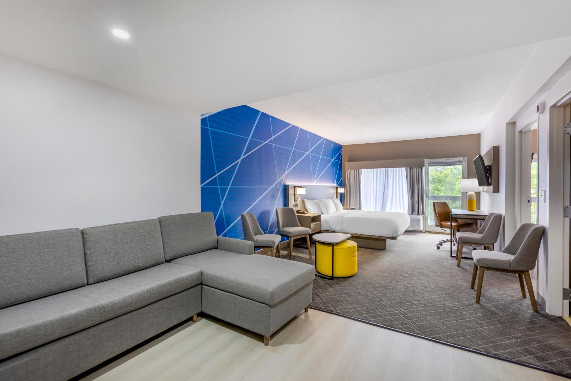 Efficiency King Suite with Whirlpool - Non Smoking