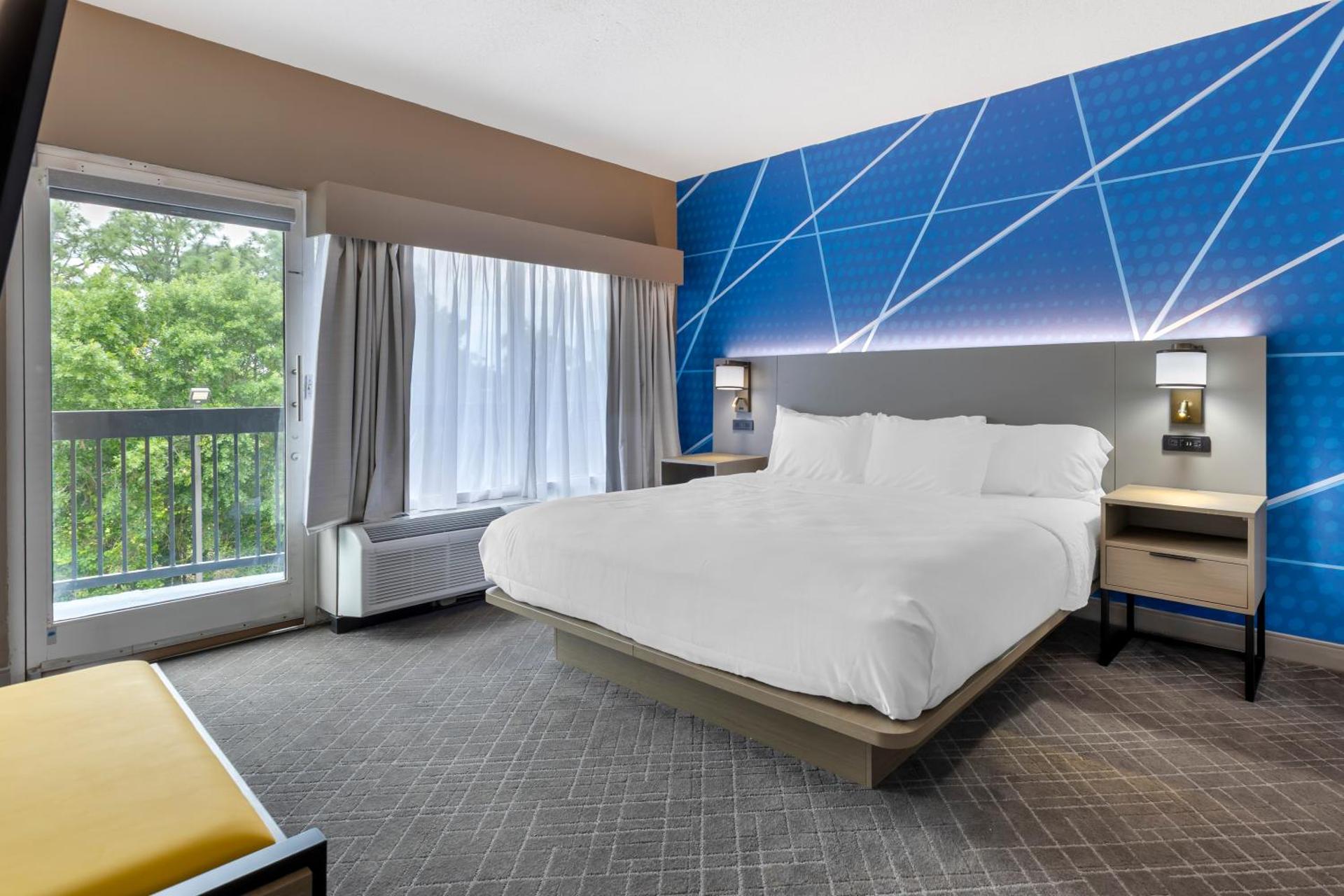 Efficiency King Suite with Whirlpool - Non Smoking