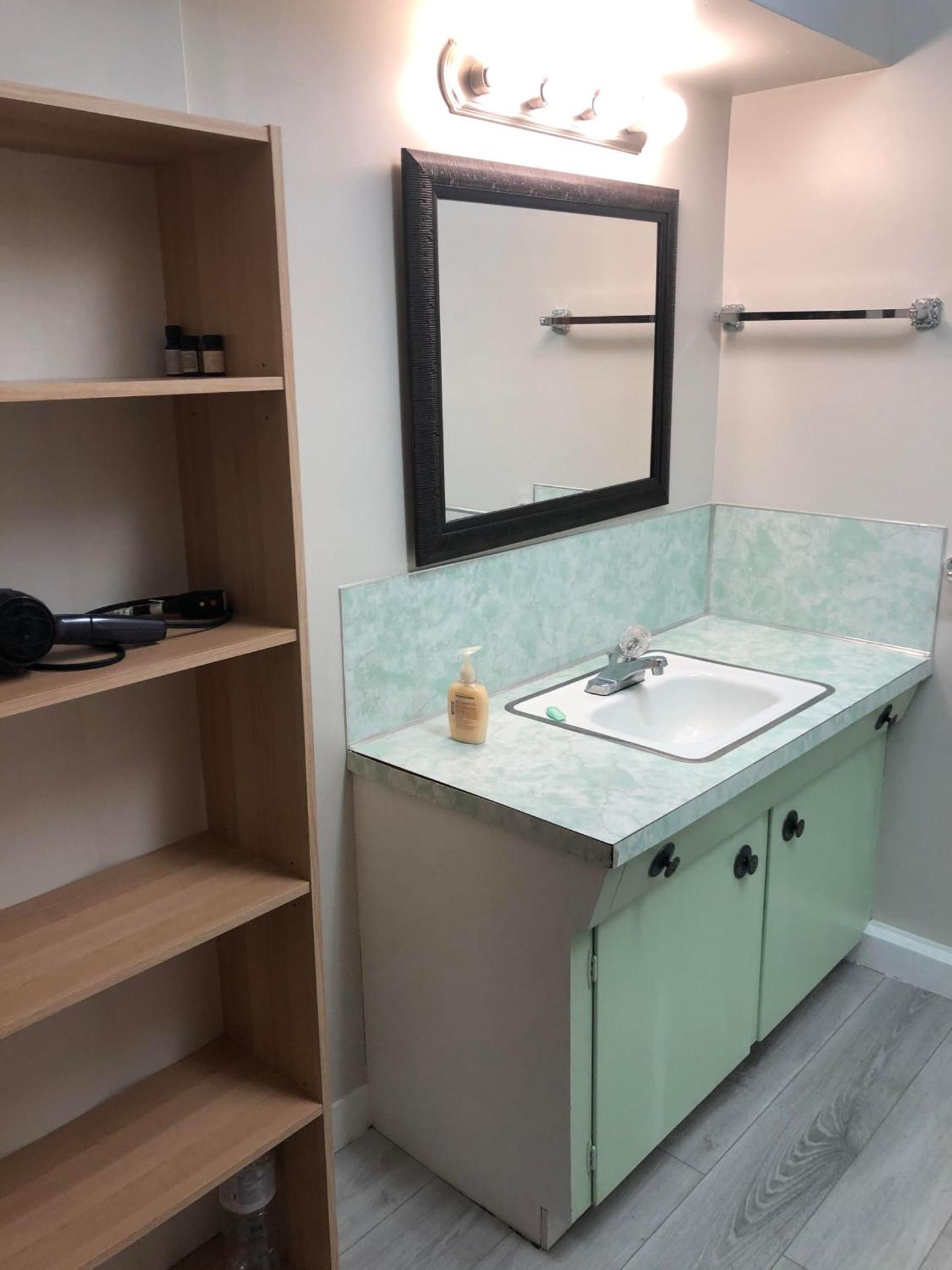 Comfort cottage guest home near subway station, bus and downtown