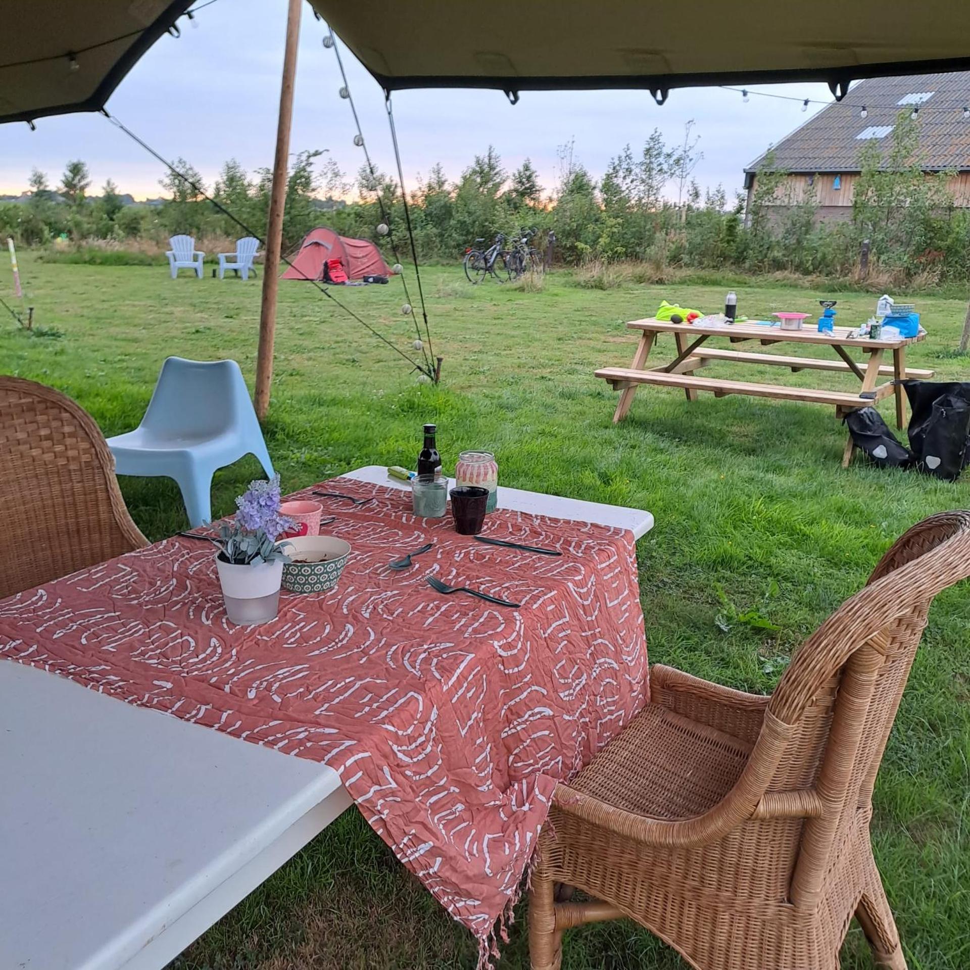 Kleurrijke retro contructam caravan vlakbij het Sneekermeer