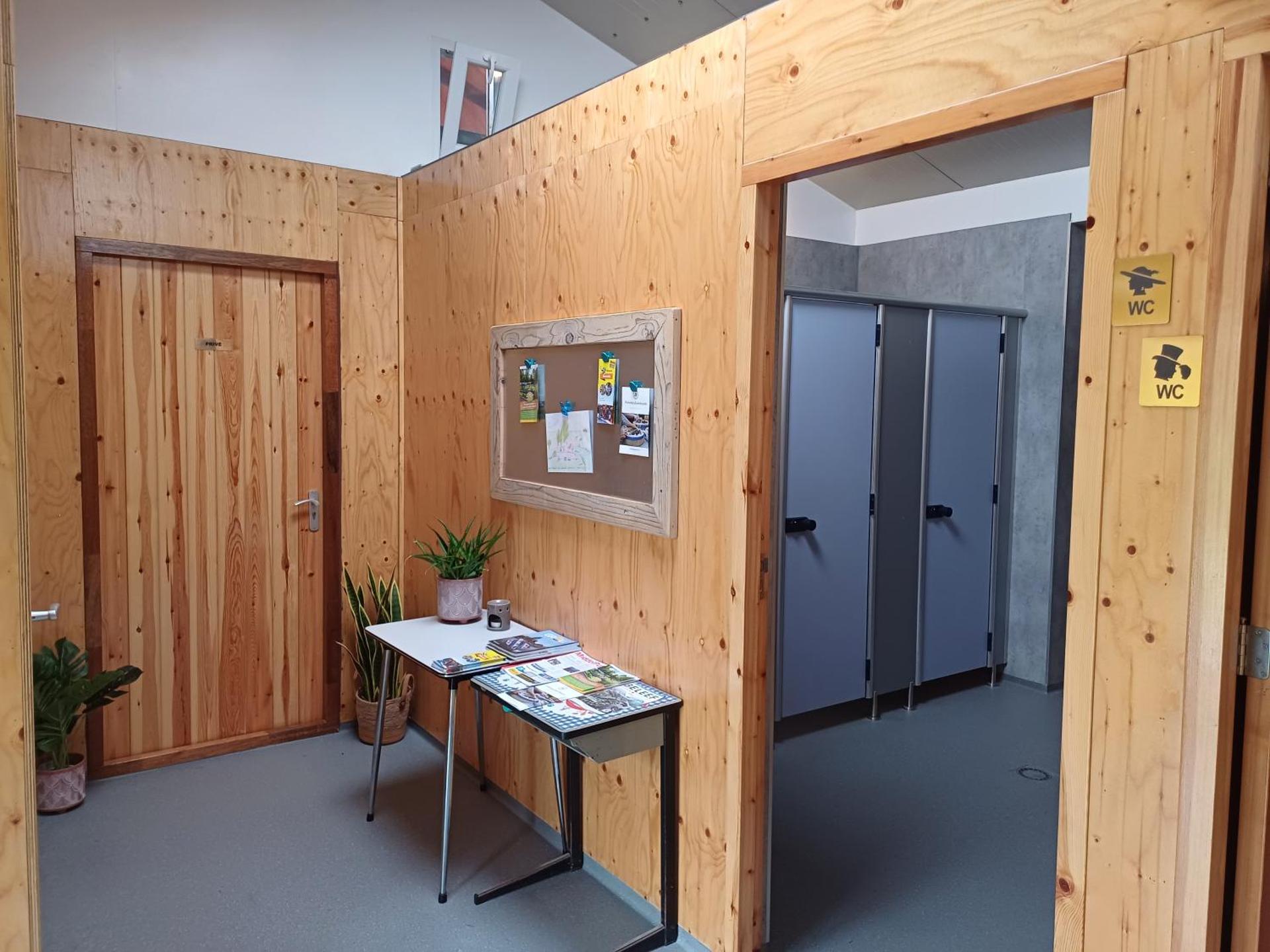 Kleurrijke retro contructam caravan vlakbij het Sneekermeer