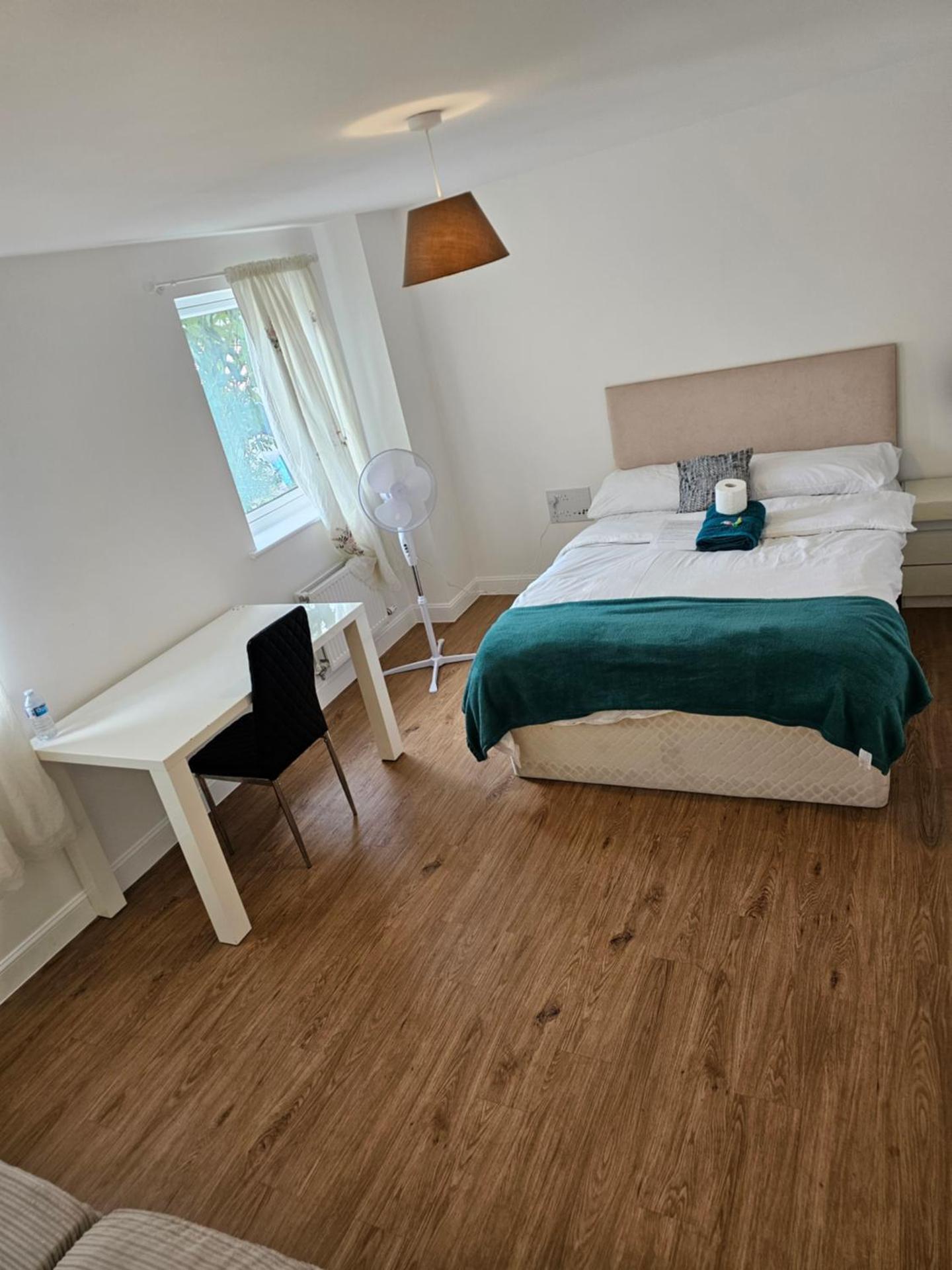 Stay in Doubleroom with professionals, Neat, Cosy - Dartford Central