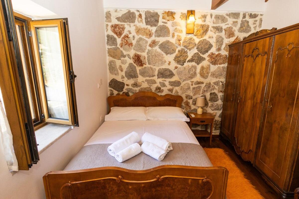 Cheerful 3 bedroom cottage with indoor fireplace