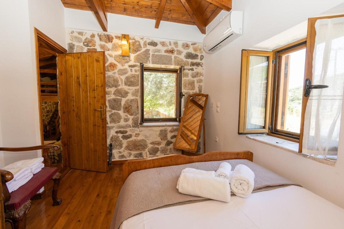 Cheerful 3 bedroom cottage with indoor fireplace