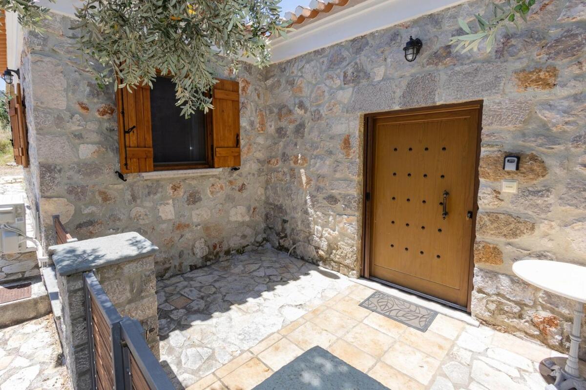 Cheerful 3 bedroom cottage with indoor fireplace