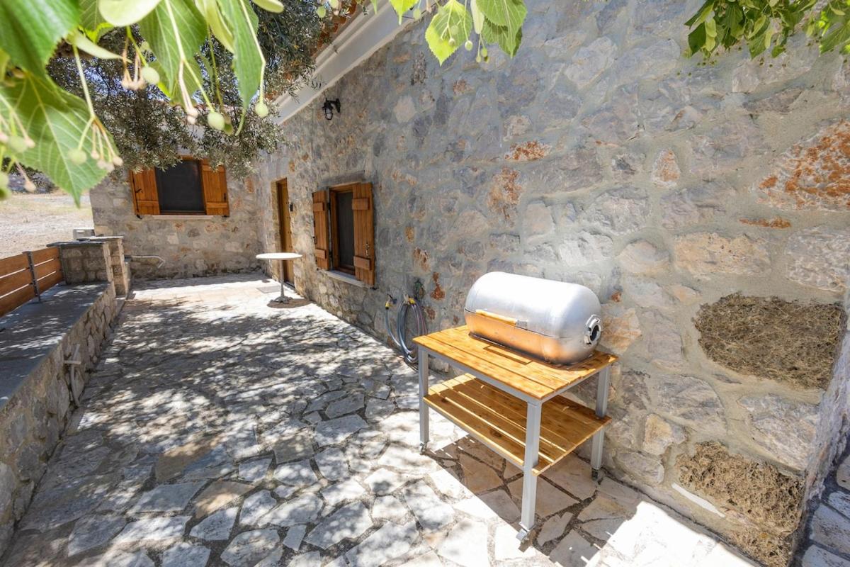 Cheerful 3 bedroom cottage with indoor fireplace