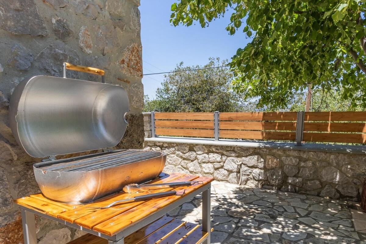 Cheerful 3 bedroom cottage with indoor fireplace