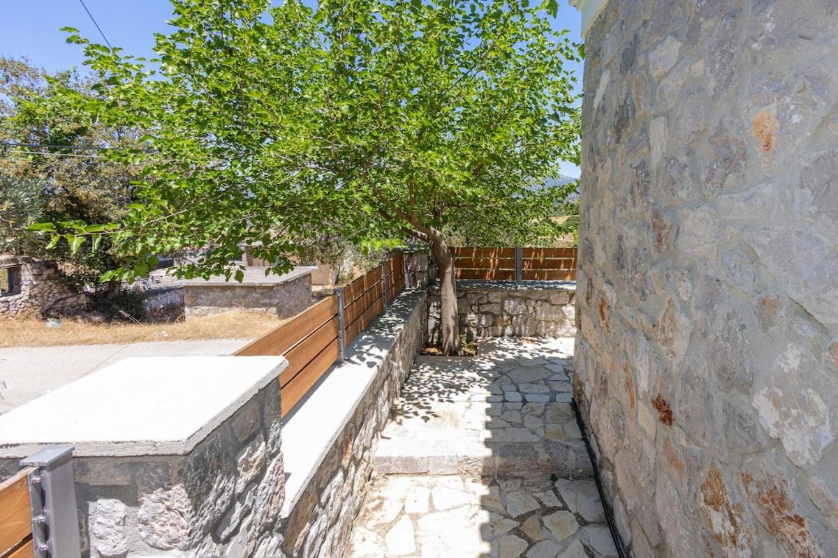 Cheerful 3 bedroom cottage with indoor fireplace