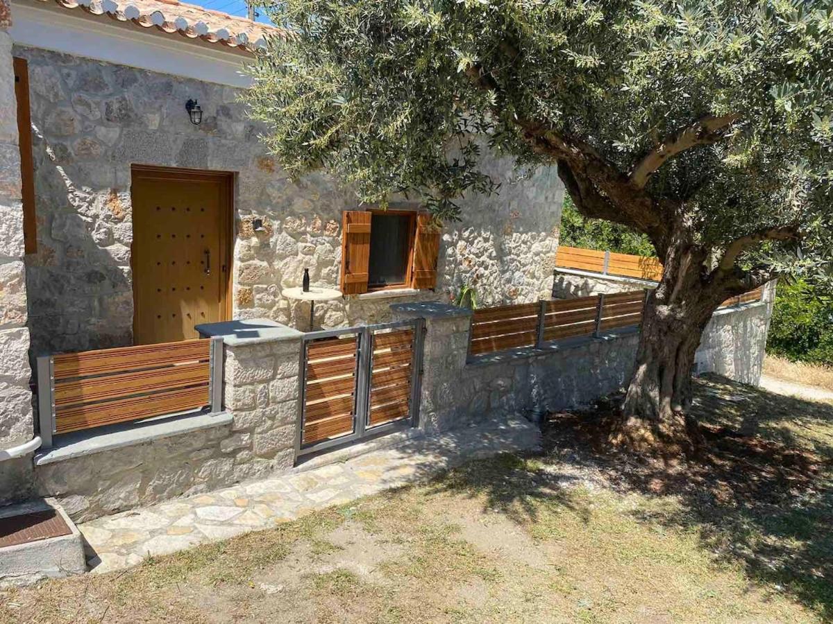 Cheerful 3 bedroom cottage with indoor fireplace