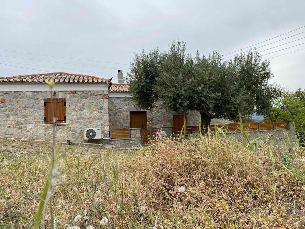 Cheerful 3 bedroom cottage with indoor fireplace