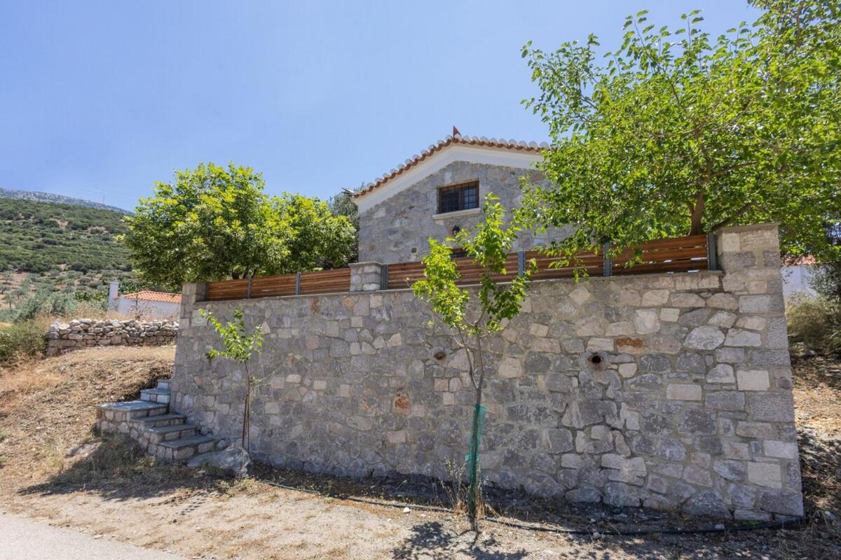 Cheerful 3 bedroom cottage with indoor fireplace