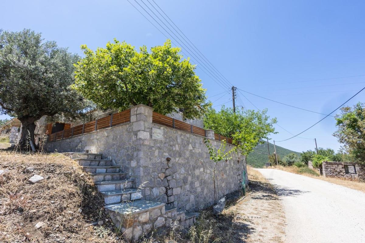 Cheerful 3 bedroom cottage with indoor fireplace