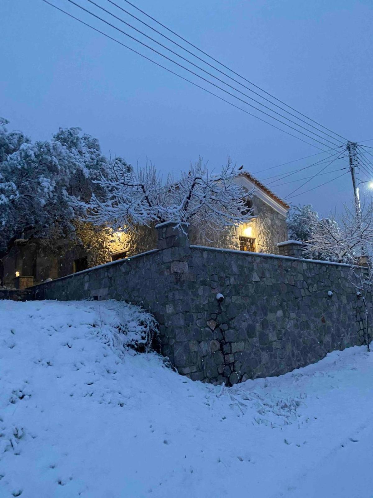 Cheerful 3 bedroom cottage with indoor fireplace