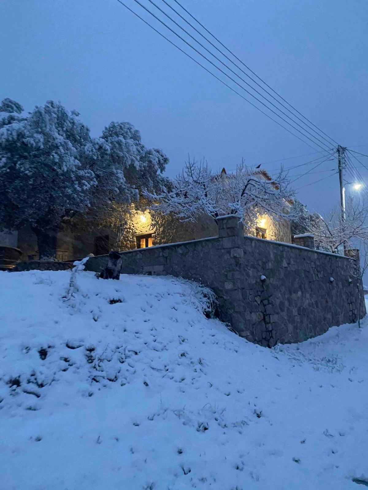 Cheerful 3 bedroom cottage with indoor fireplace