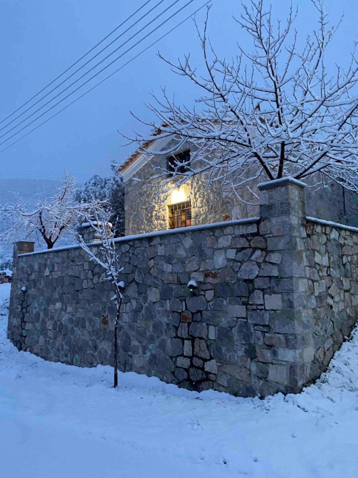 Cheerful 3 bedroom cottage with indoor fireplace