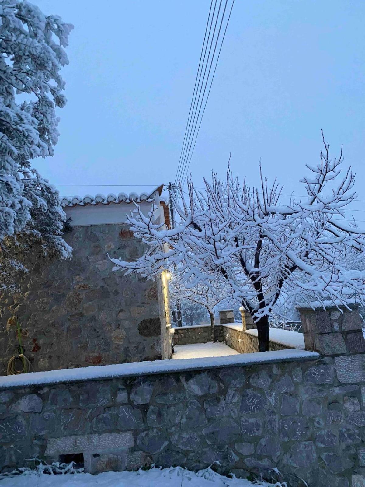 Cheerful 3 bedroom cottage with indoor fireplace