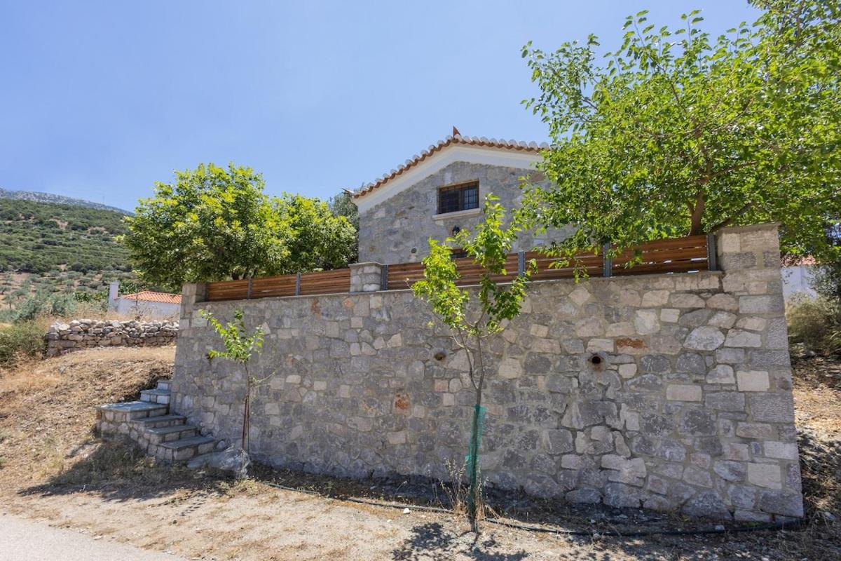 Cheerful 3 bedroom cottage with indoor fireplace