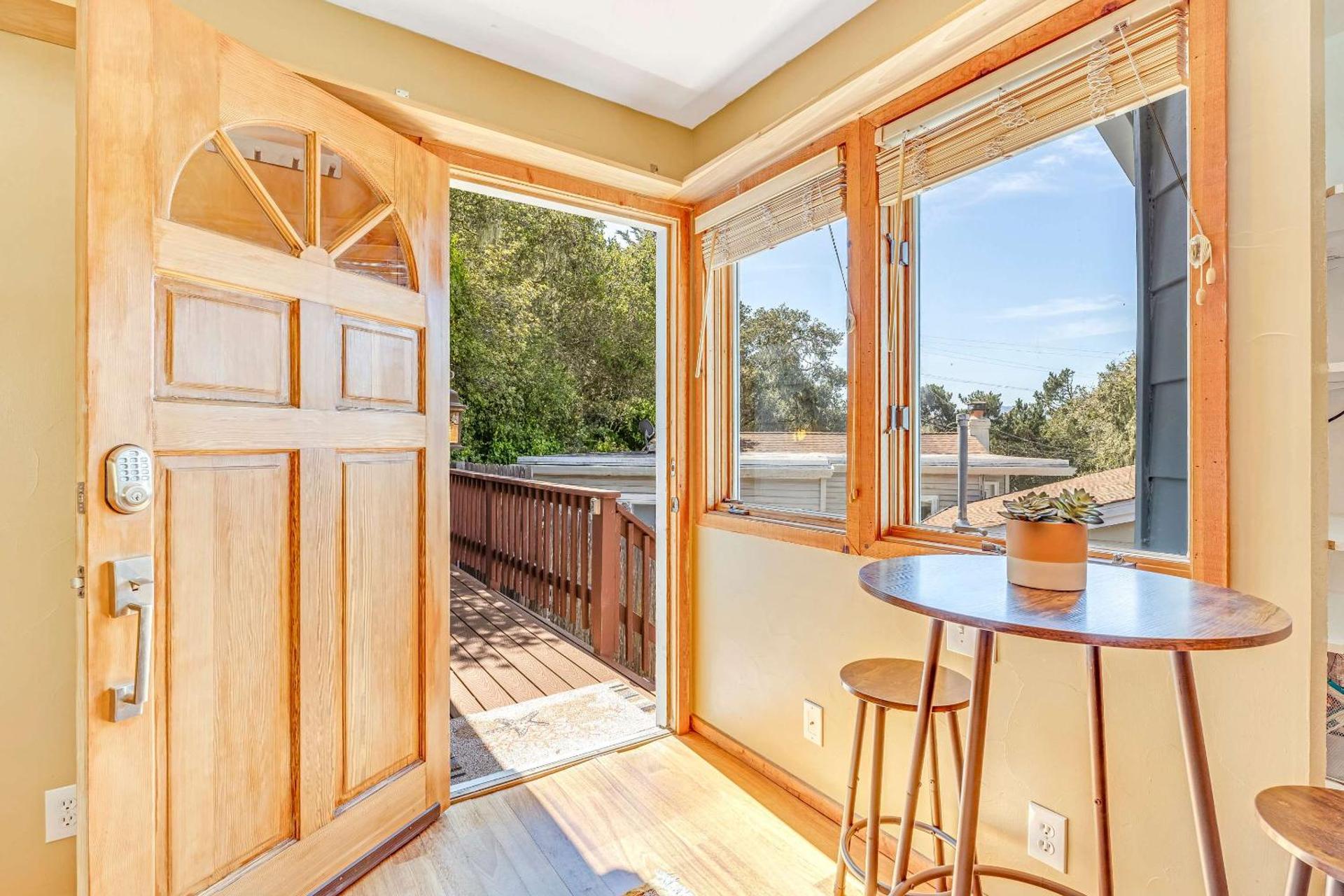 Quaint Carmel - Bungalow Close to Beach