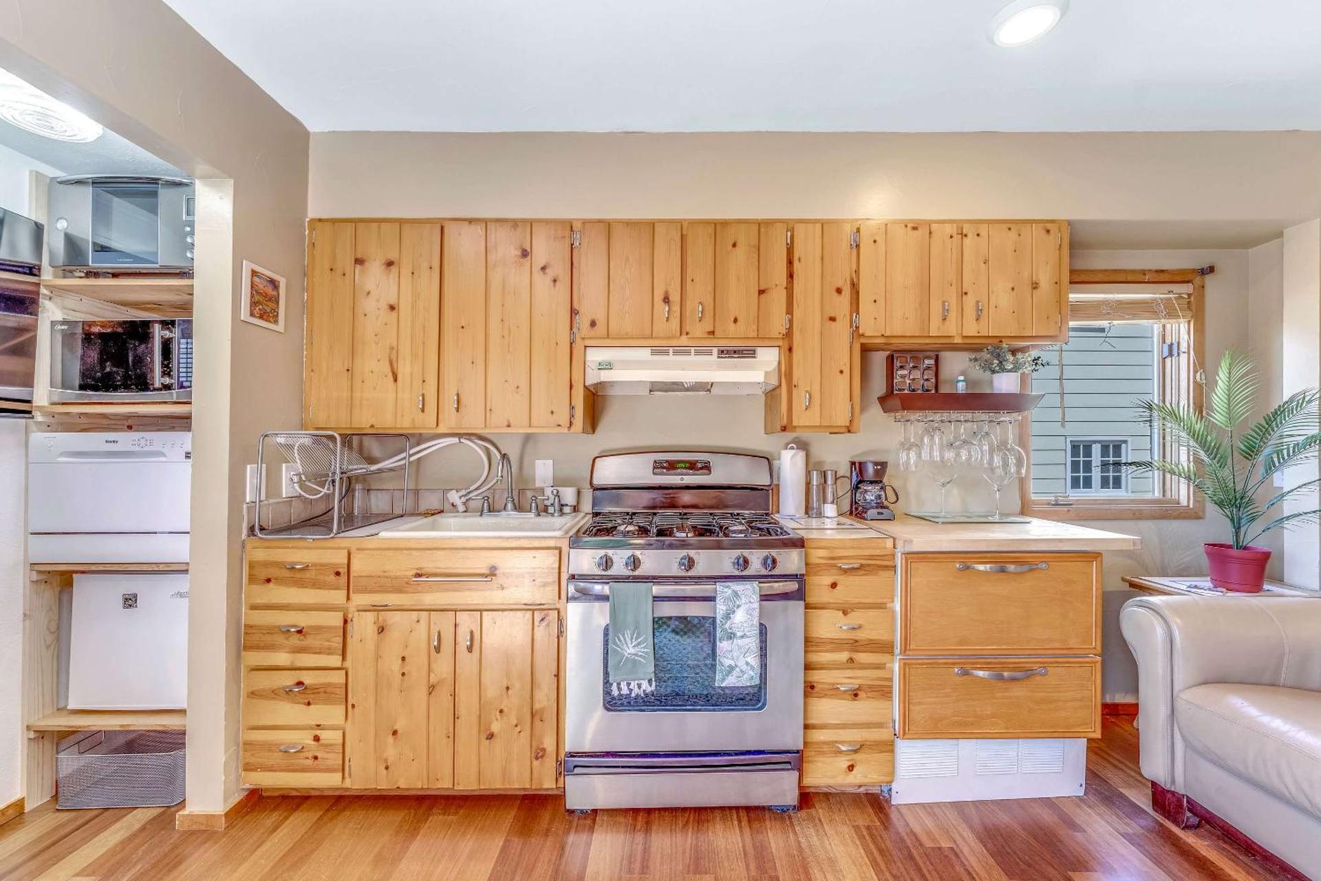 Quaint Carmel - Bungalow Close to Beach