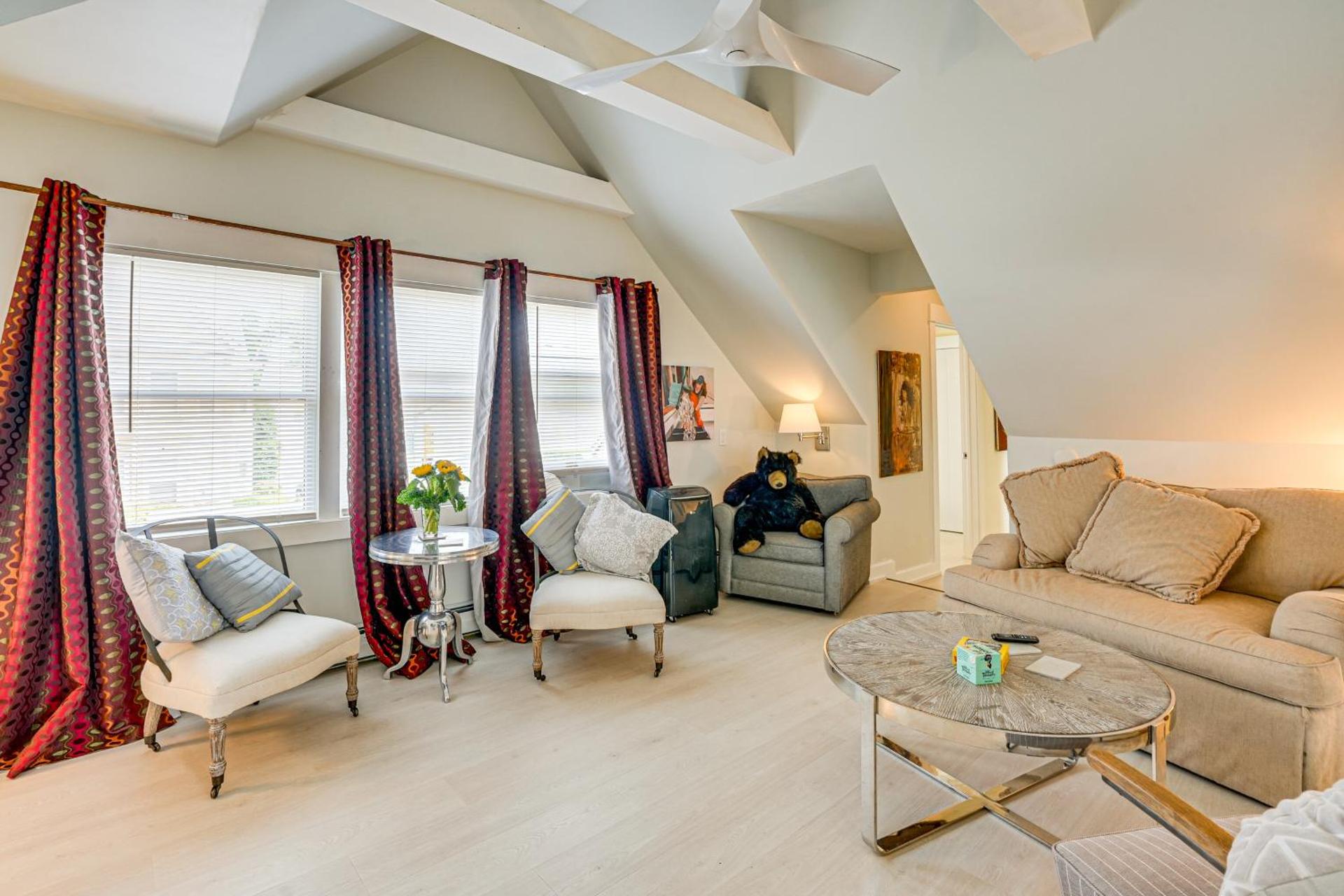 5 Mi to Salem! Lynn Apt By the Sea with Hot Tub