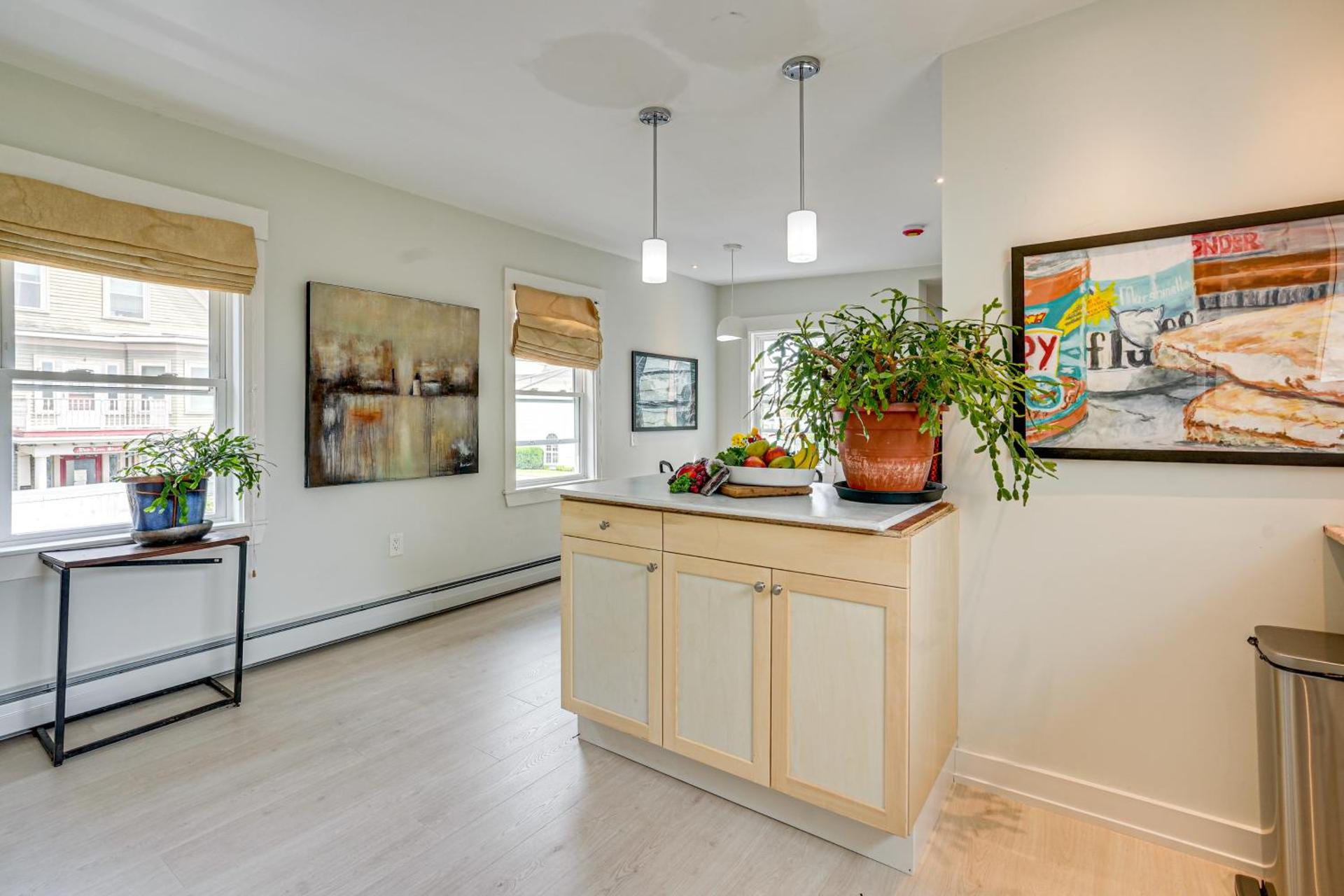 5 Mi to Salem! Lynn Apt By the Sea with Patio