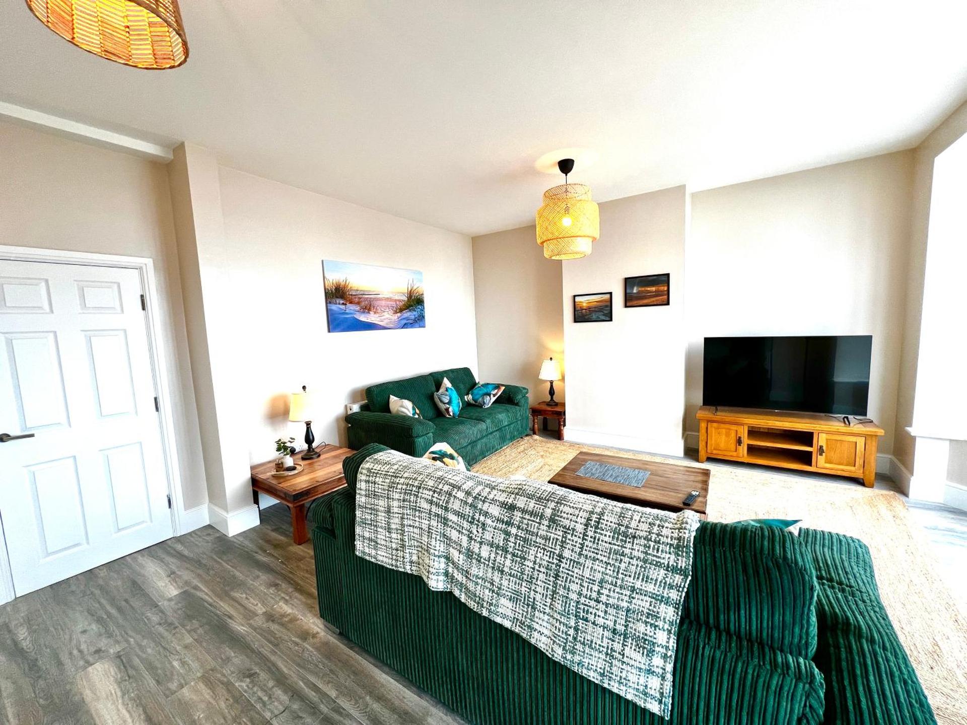 Smugglers - Sea Front - Parking - Sea Views - Balcony - 2 luxury kingsize beds