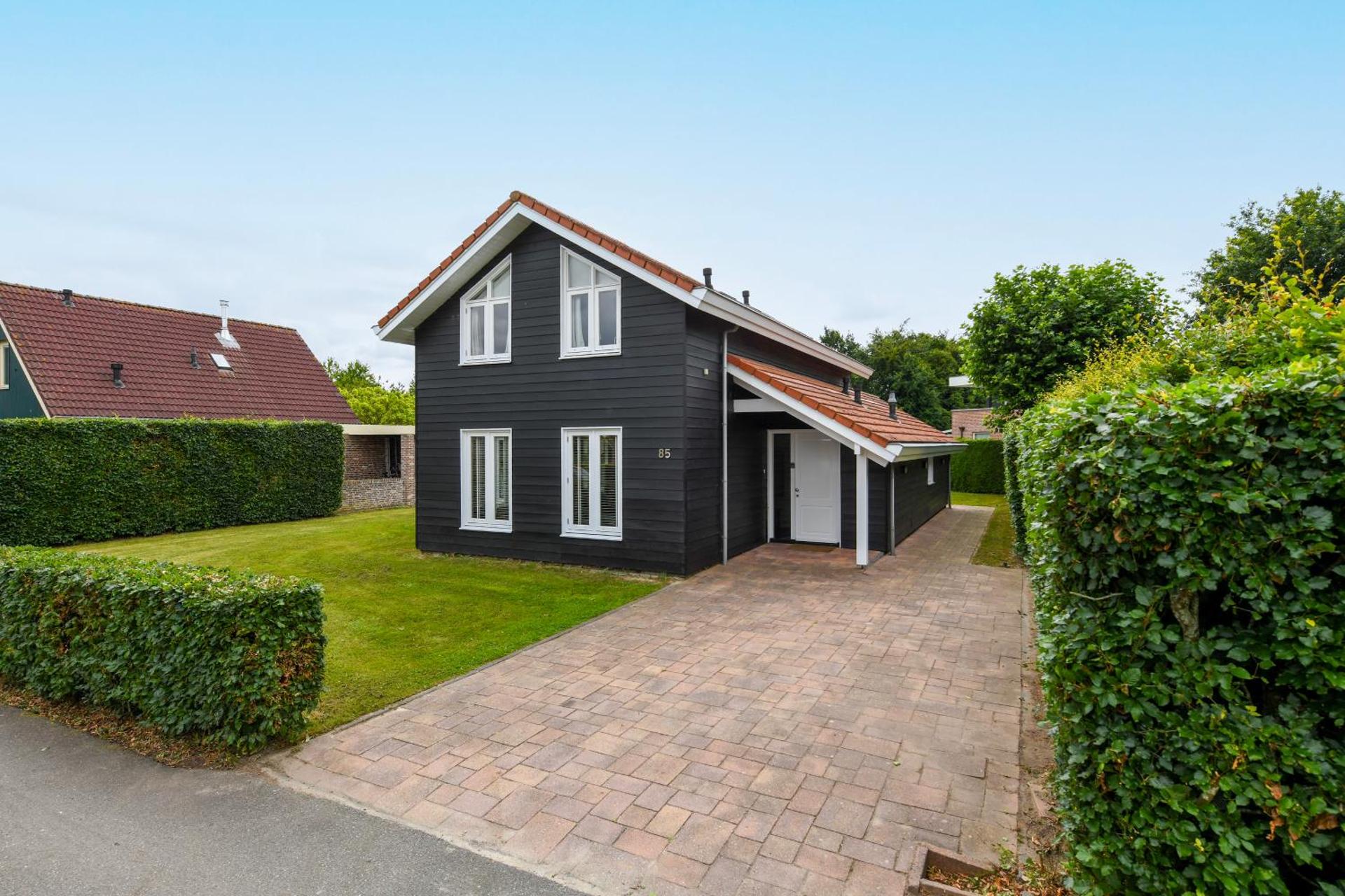 The Black House - Luxurious Holiday Villa Zeewolde