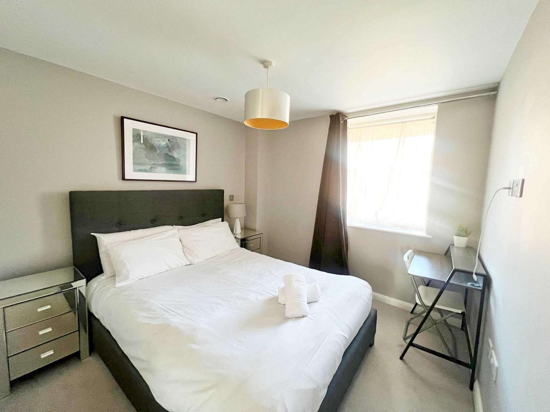 Deluxe Apartment near Cabot Circus w Parking sleeps 5