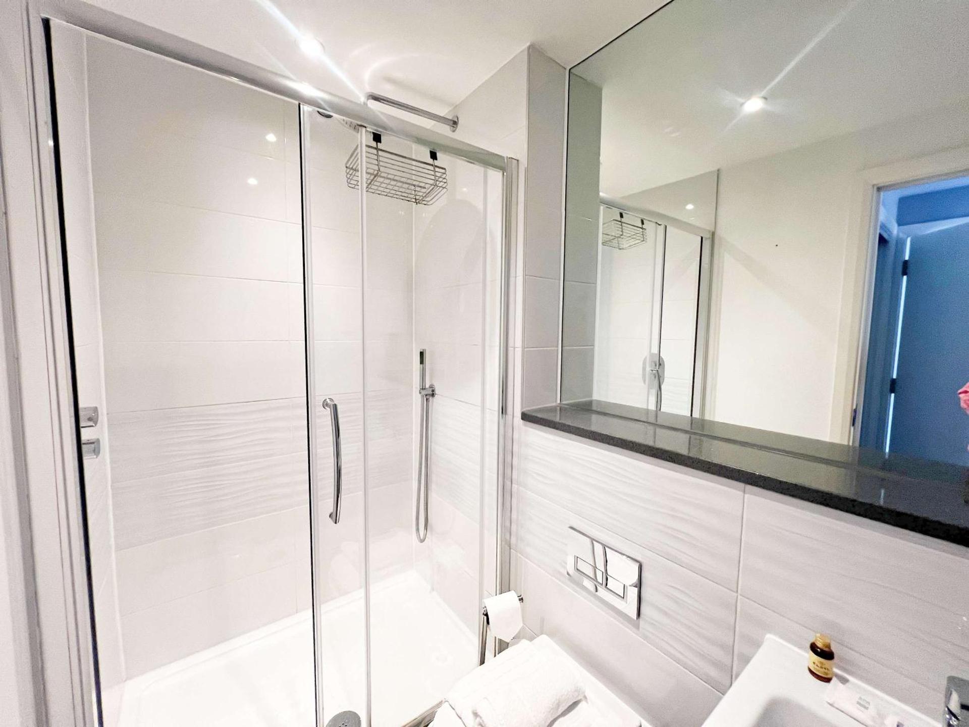 Deluxe Apartment near Cabot Circus w Parking sleeps 5