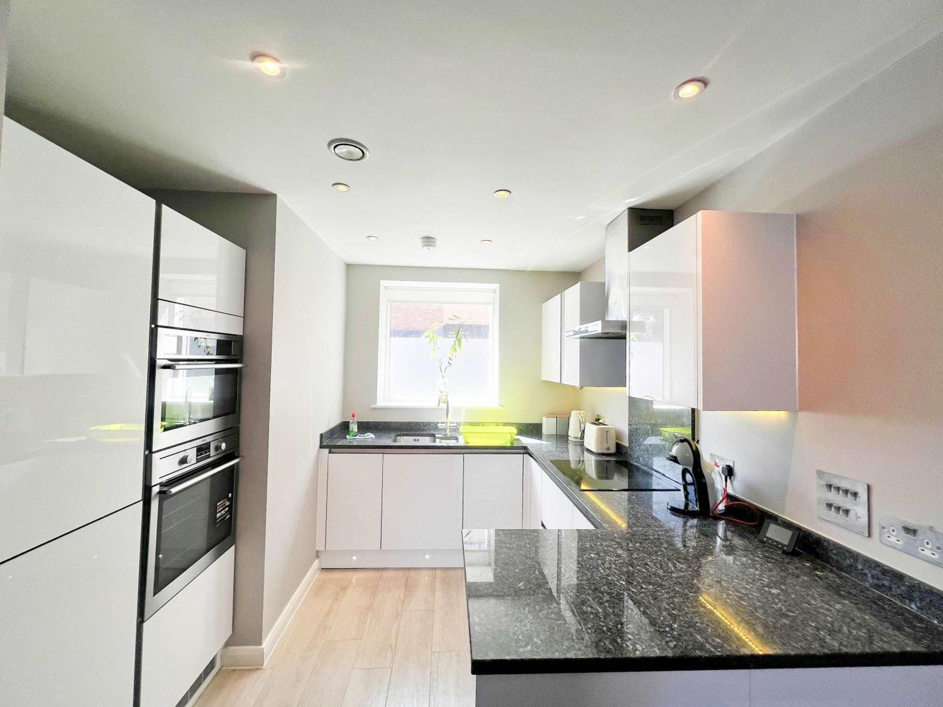 Deluxe Apartment near Cabot Circus w Parking sleeps 5