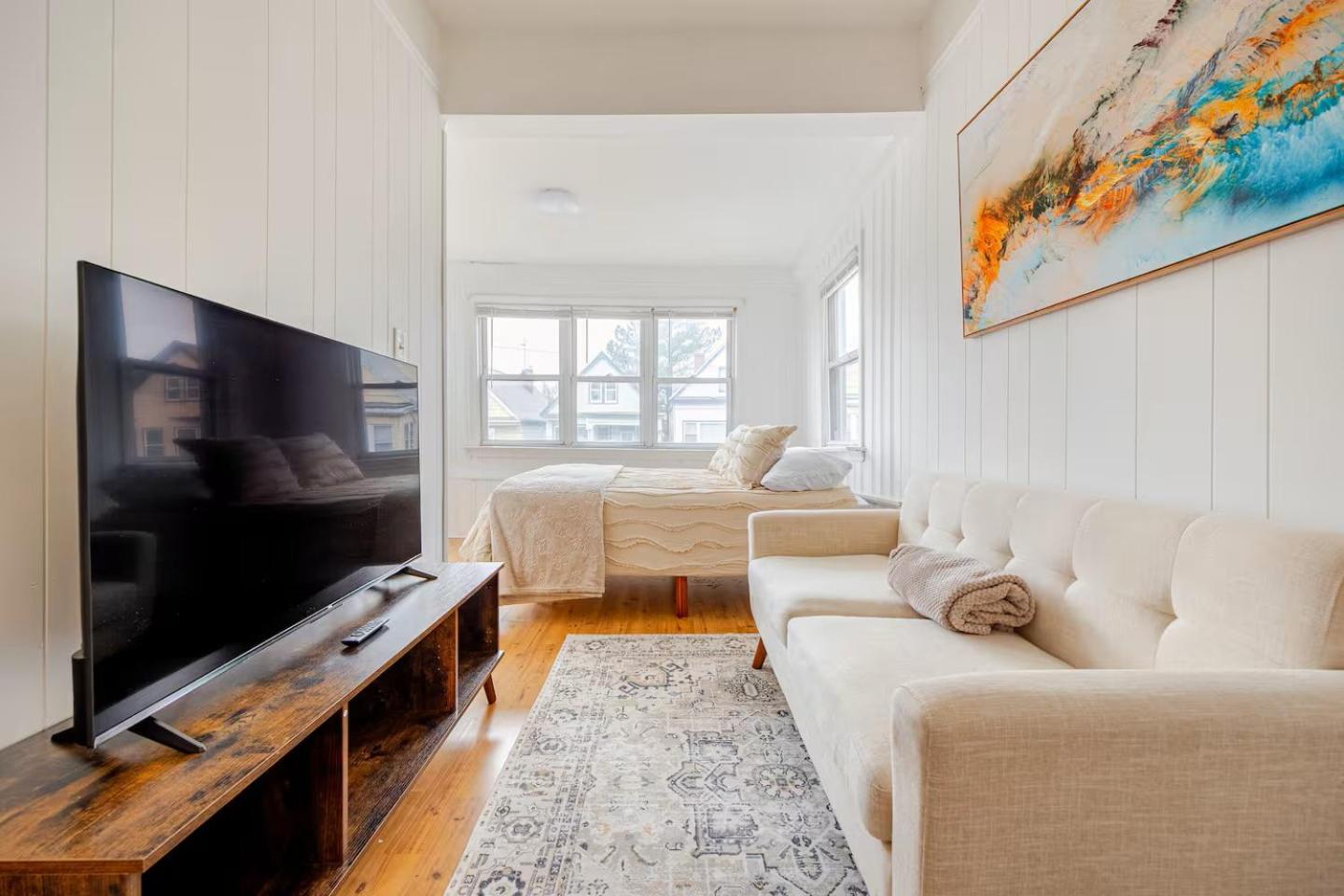 Urban Oasis 3BR Apt with Iconic WTC View