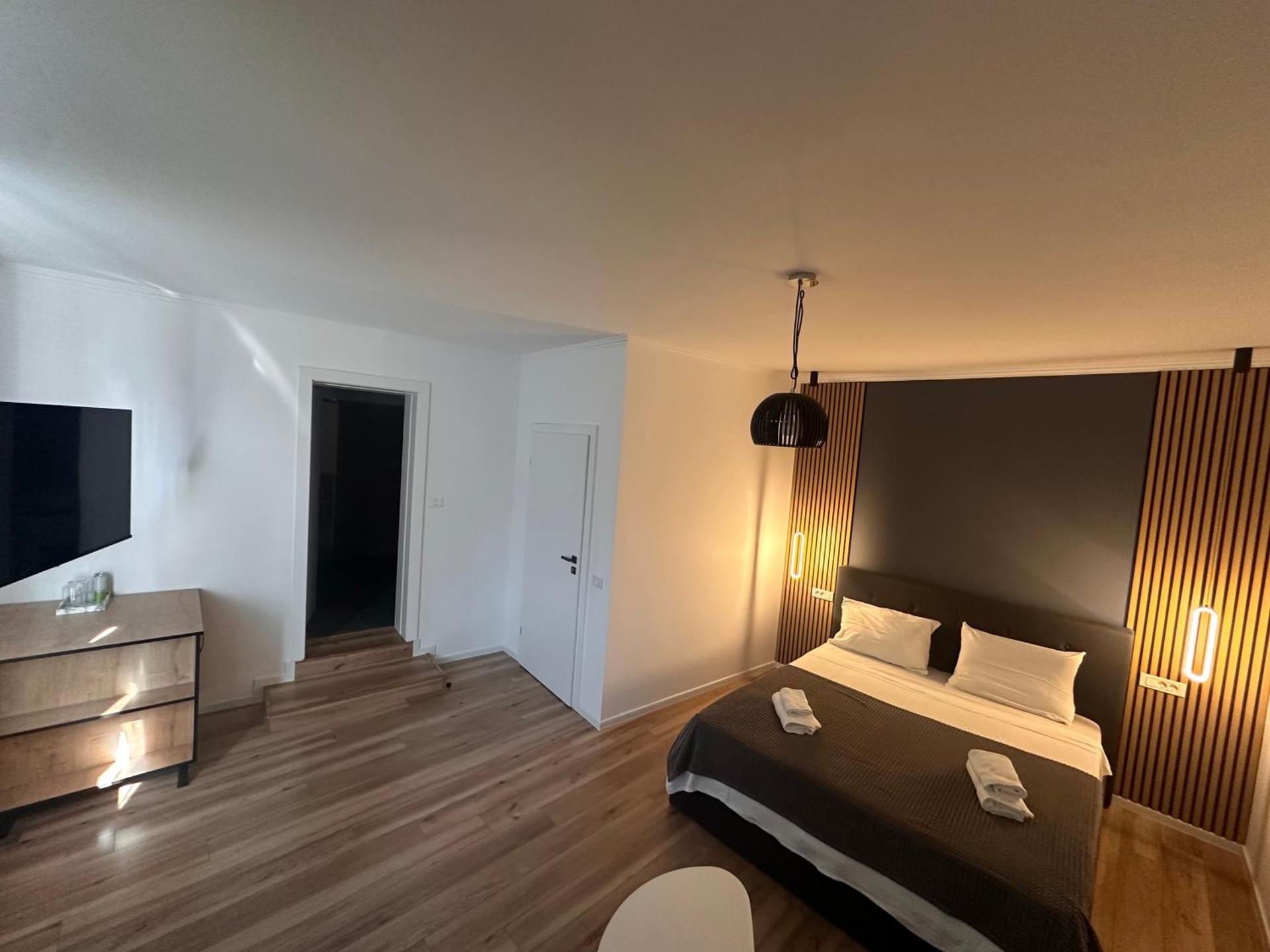 Neva Apartments & Rooms