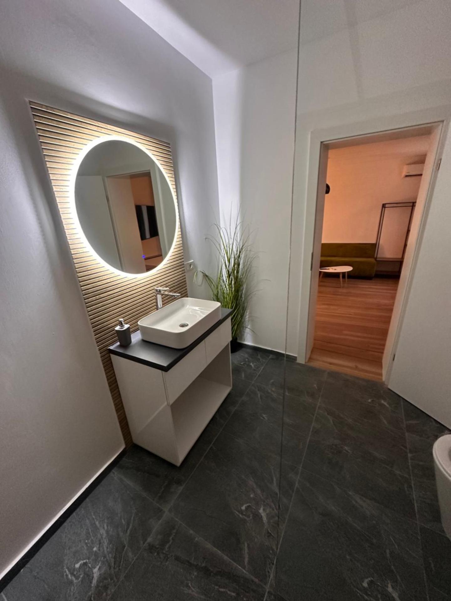 Neva Apartments & Rooms