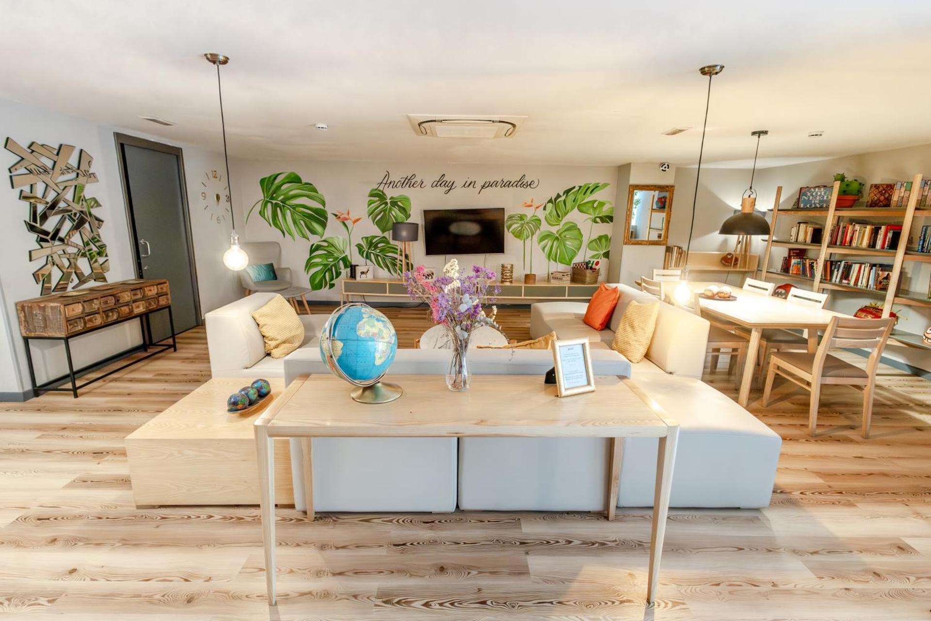 Communal lounge/ TV room