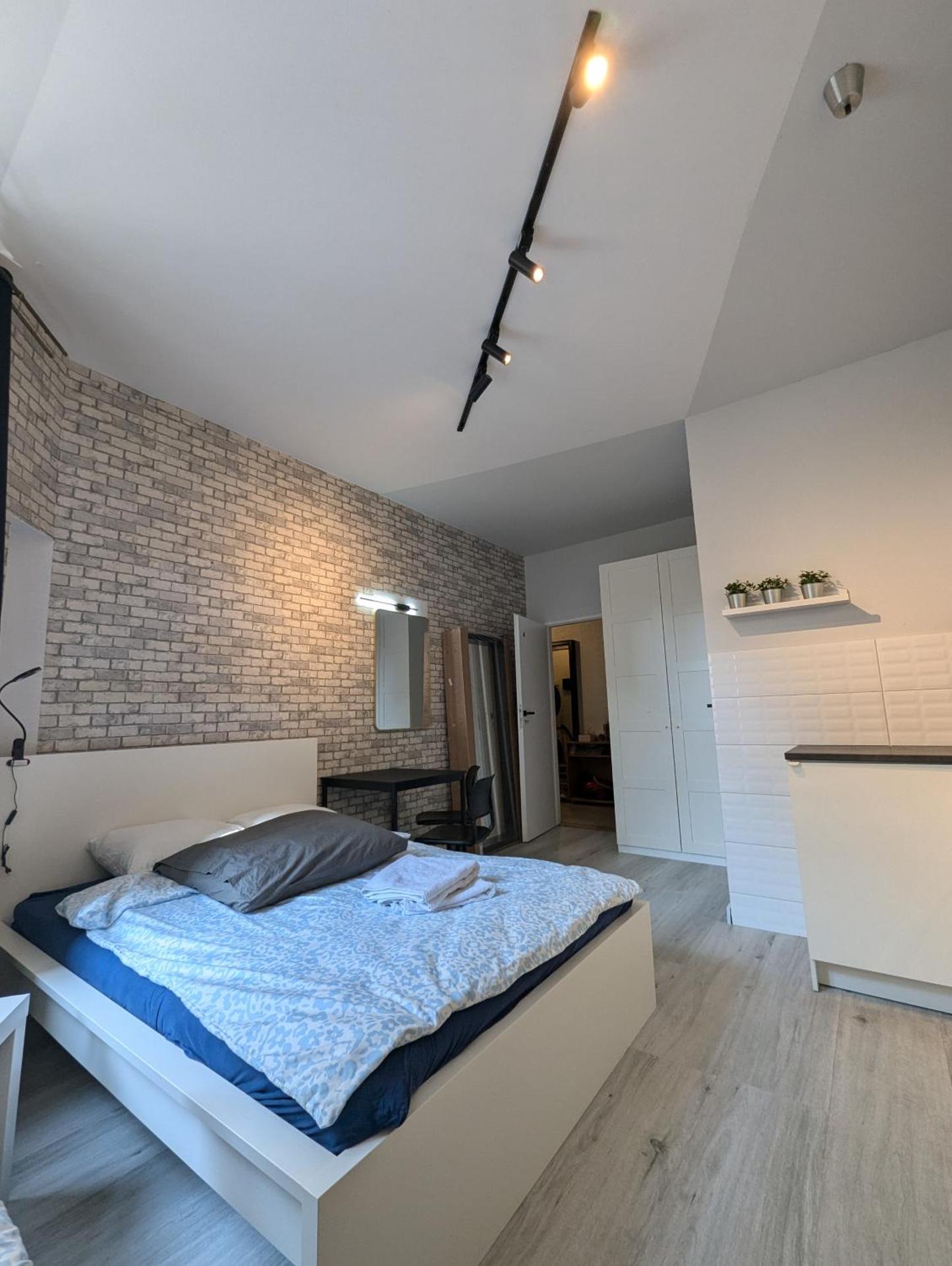 Fabryczna Station Rooms and Apartments