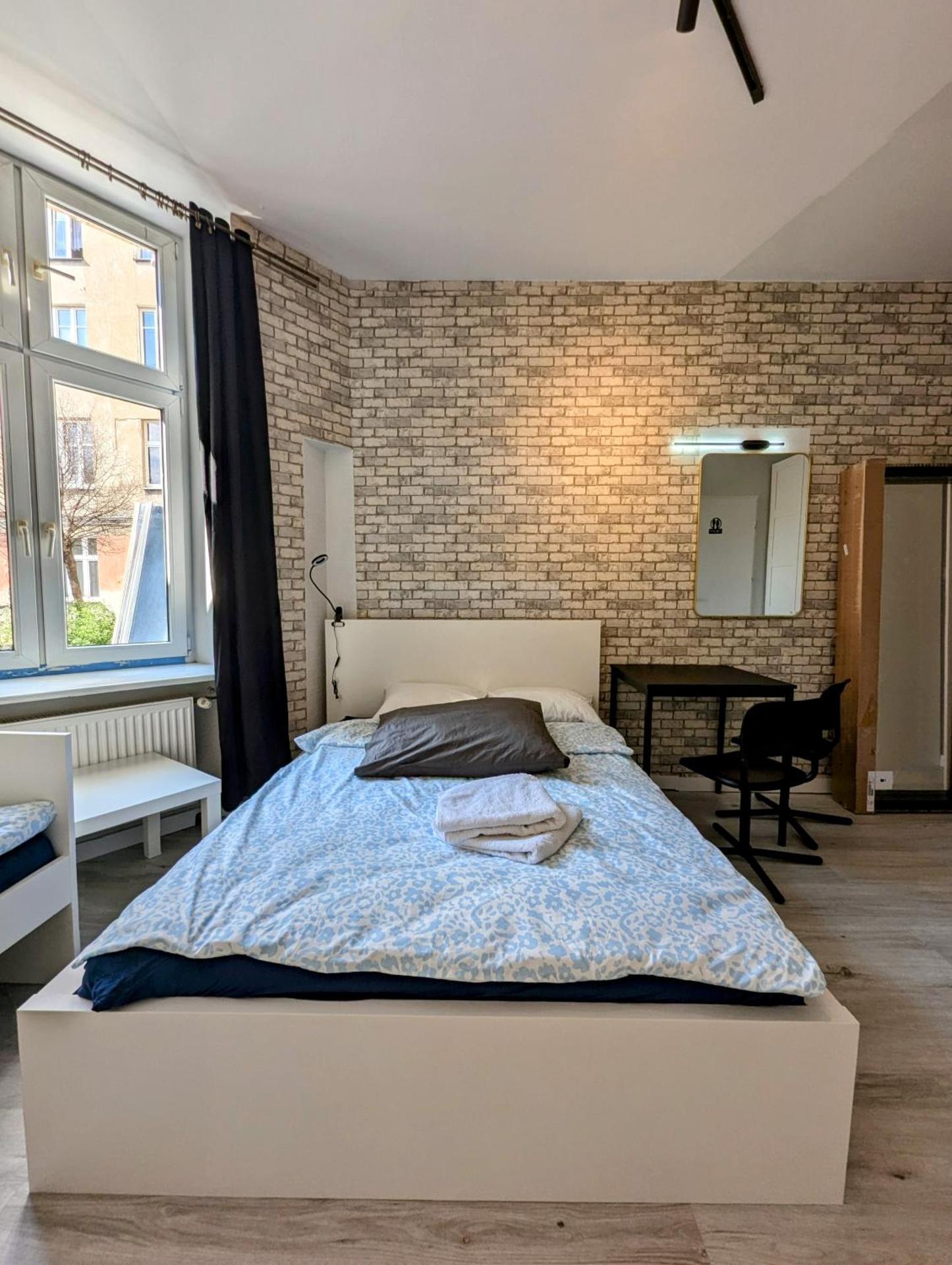 Fabryczna Station Rooms and Apartments