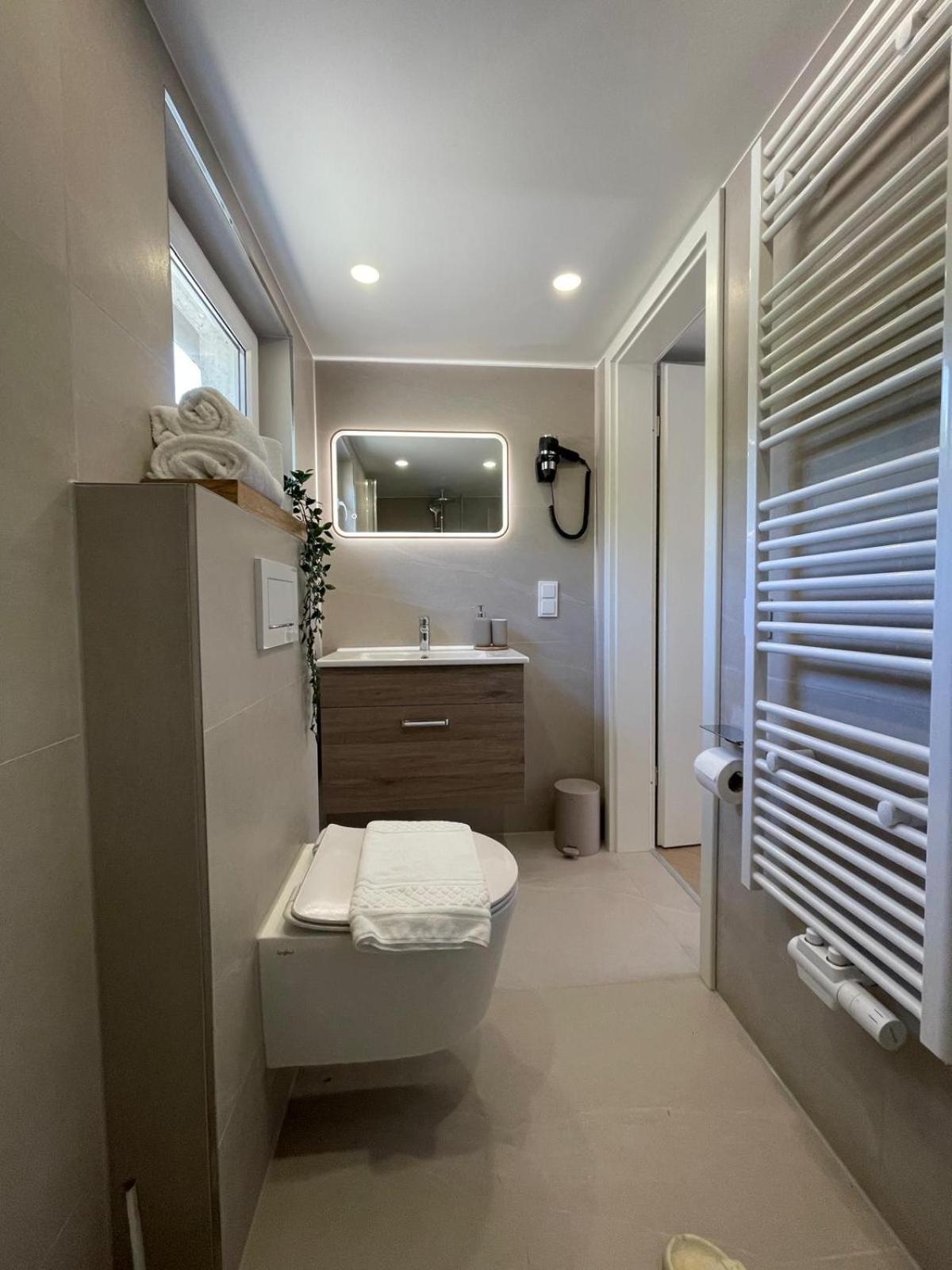 Five Studios - Premium Rooms with King Size Bed, Kitchen, AC, close to Ramstein Air Base