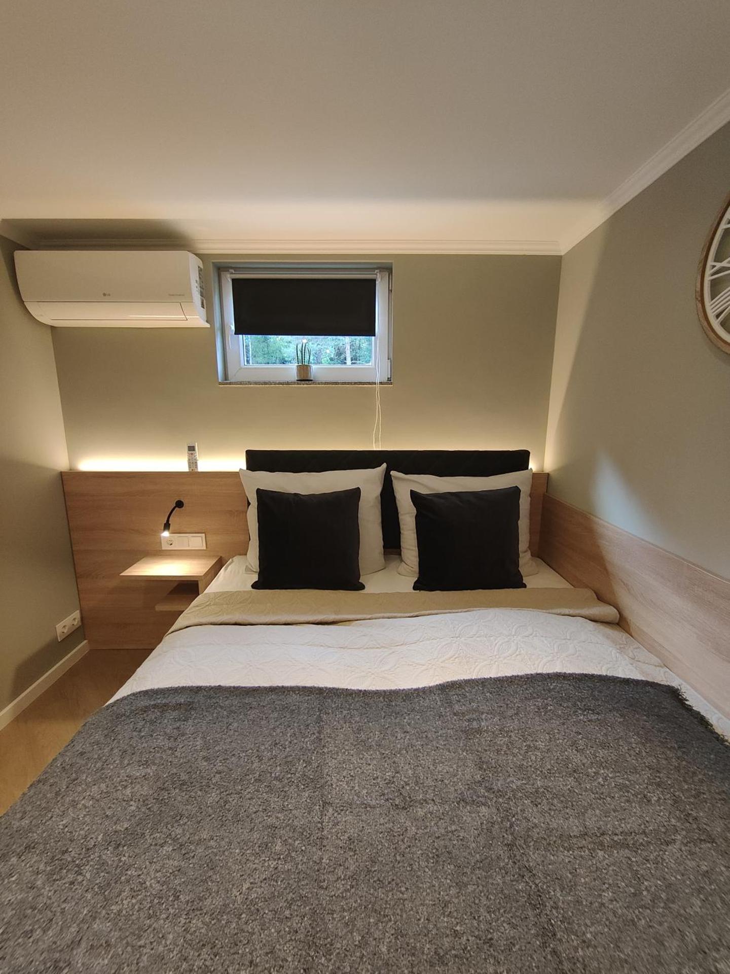 Five Studios - Premium Rooms with King Size Bed, Kitchen, AC, close to Ramstein Air Base