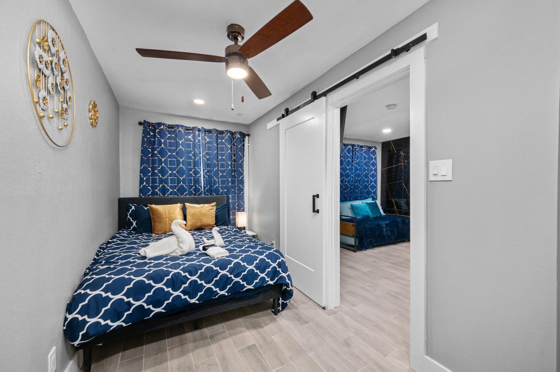 Bright and Airy 2BR with King Bed Free Parking and Pool