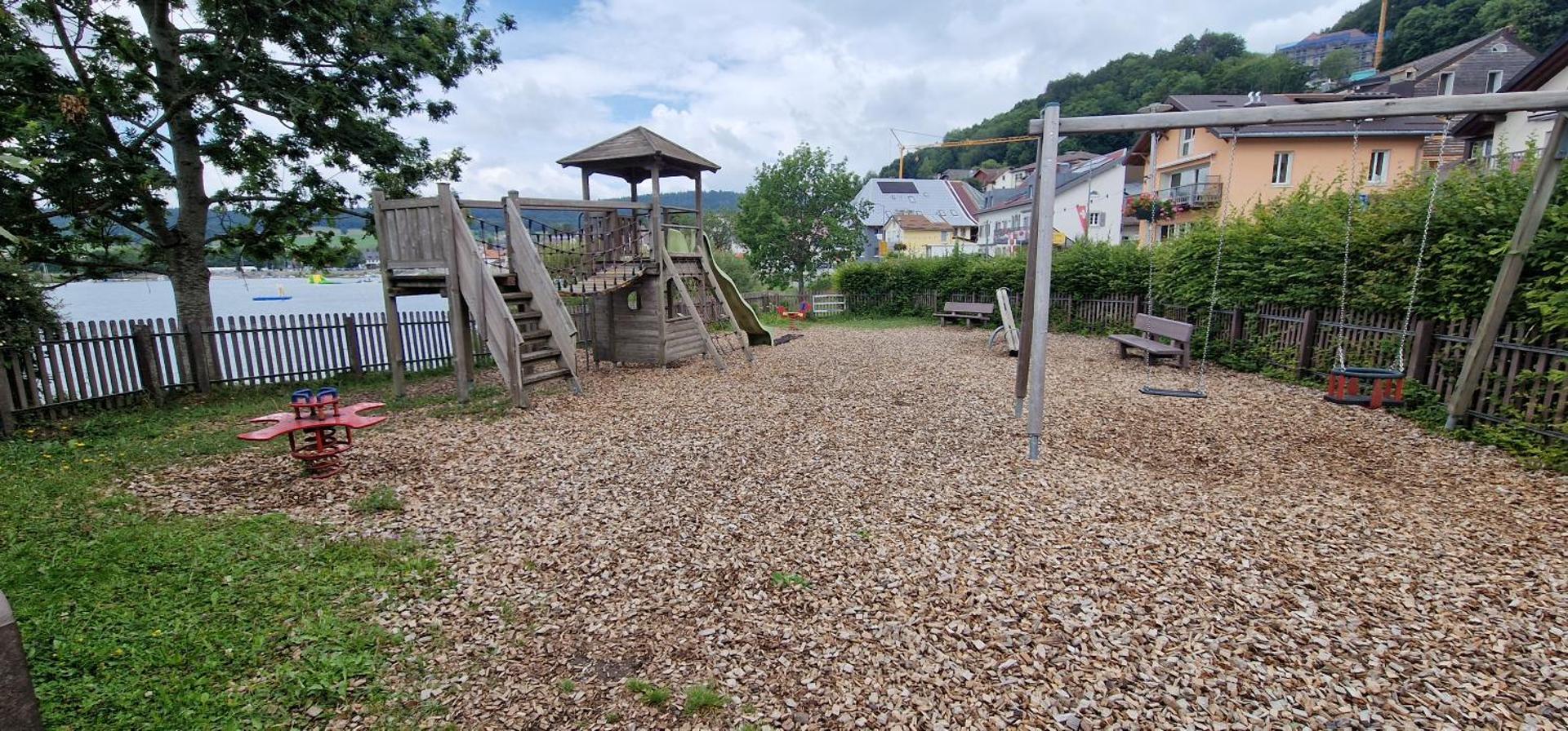 Maison vis-à-vis du lac