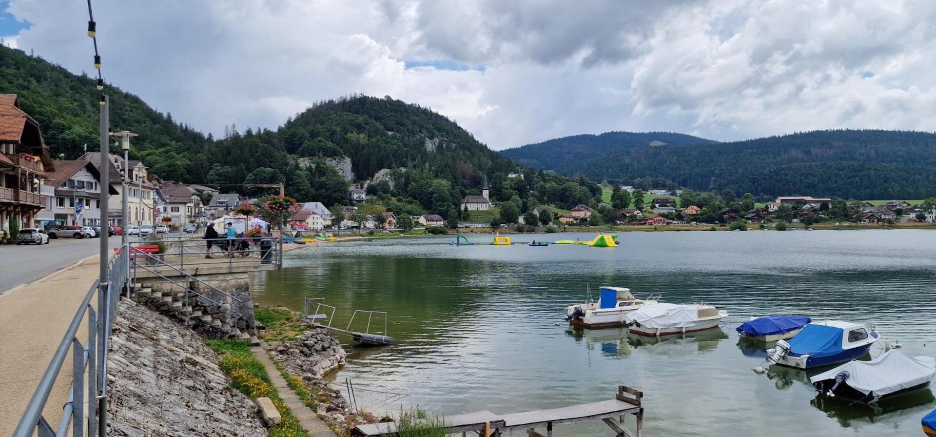 Maison vis-à-vis du lac