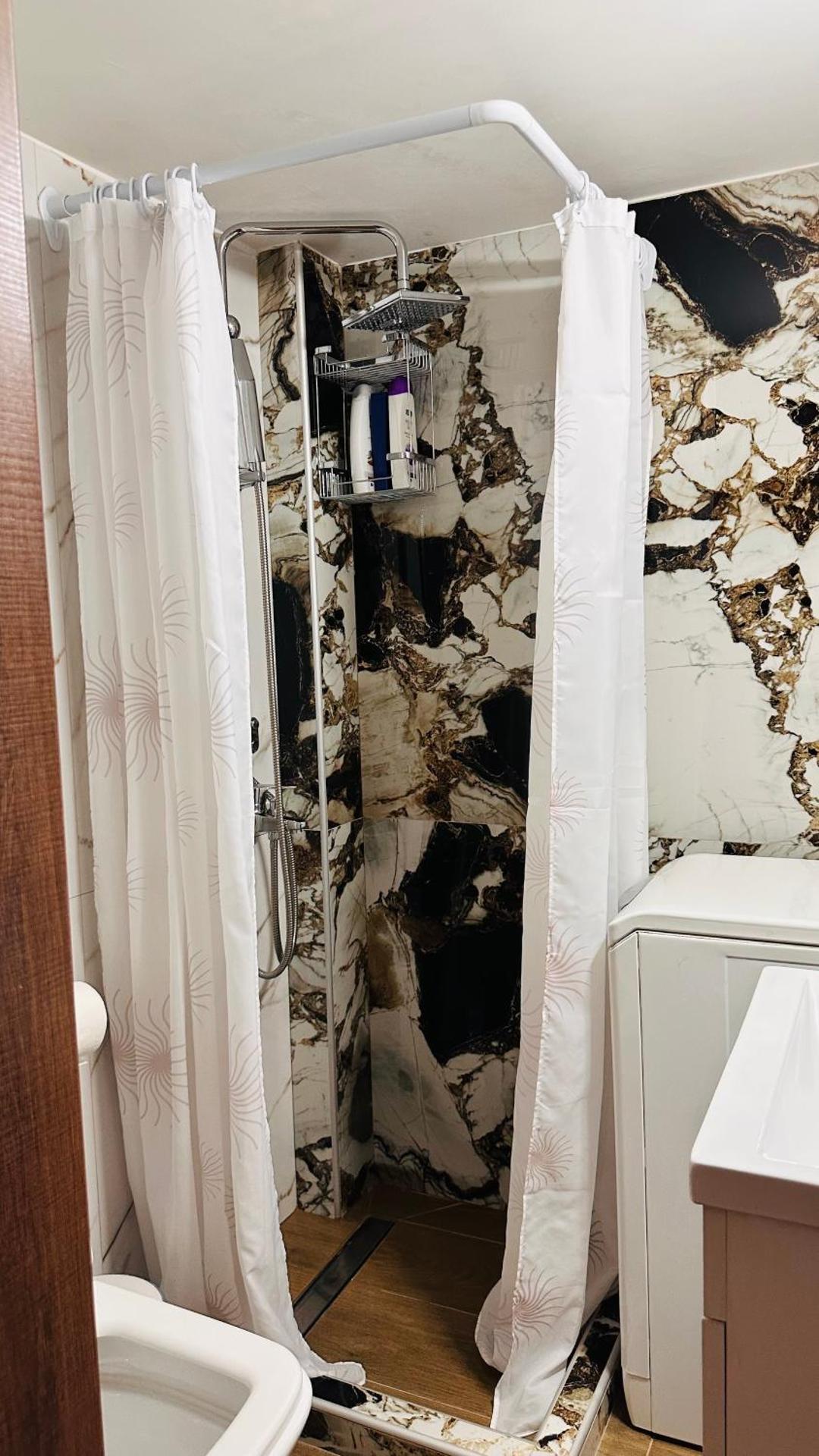 Black Flox AparTment