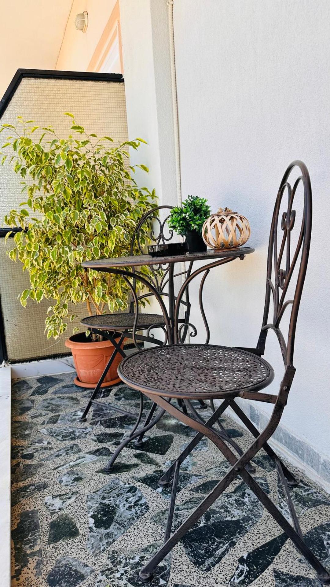 Black Flox AparTment