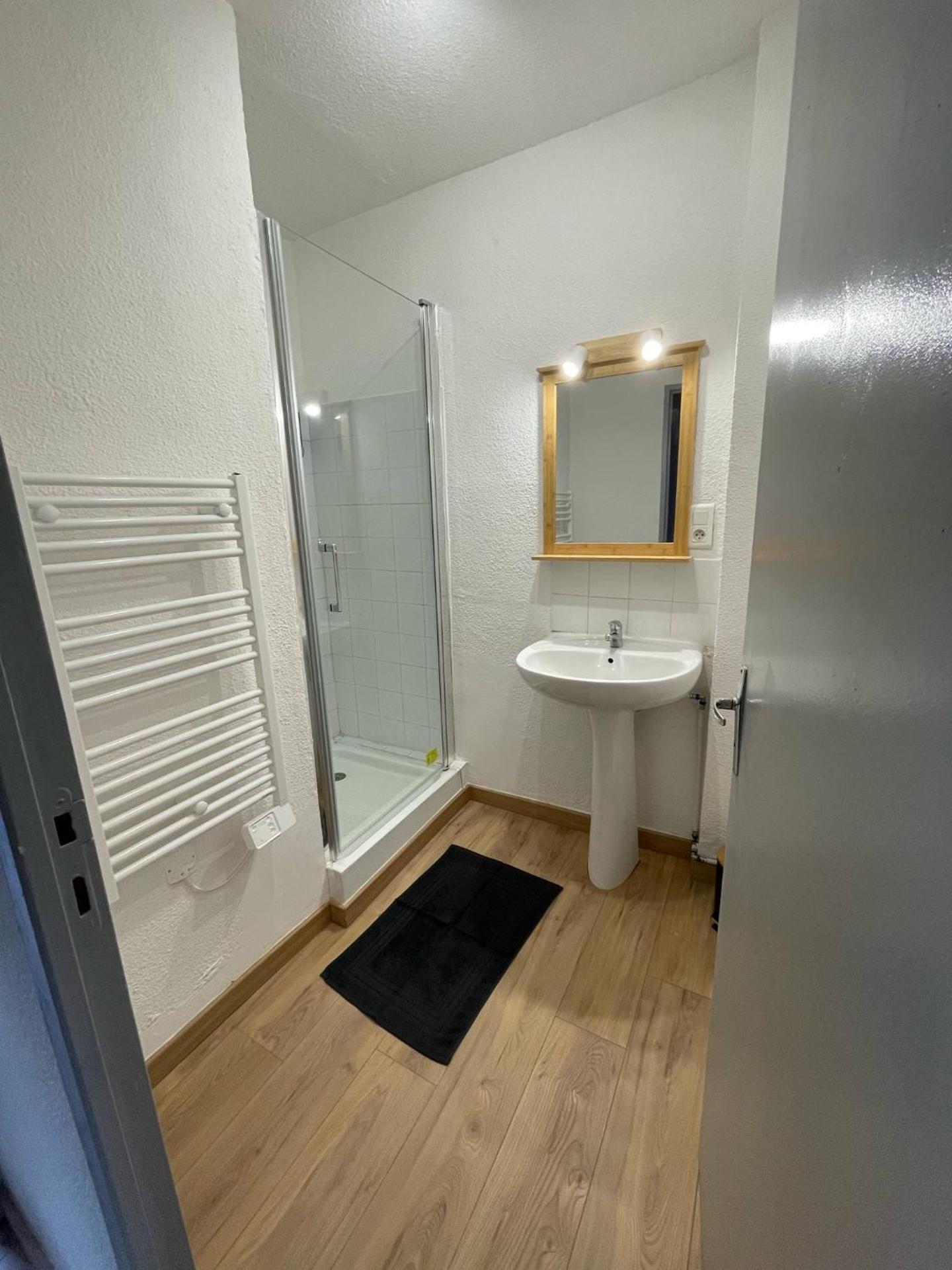 Vous viendrez vivre ici 2 pièces champ de blé garage à moto