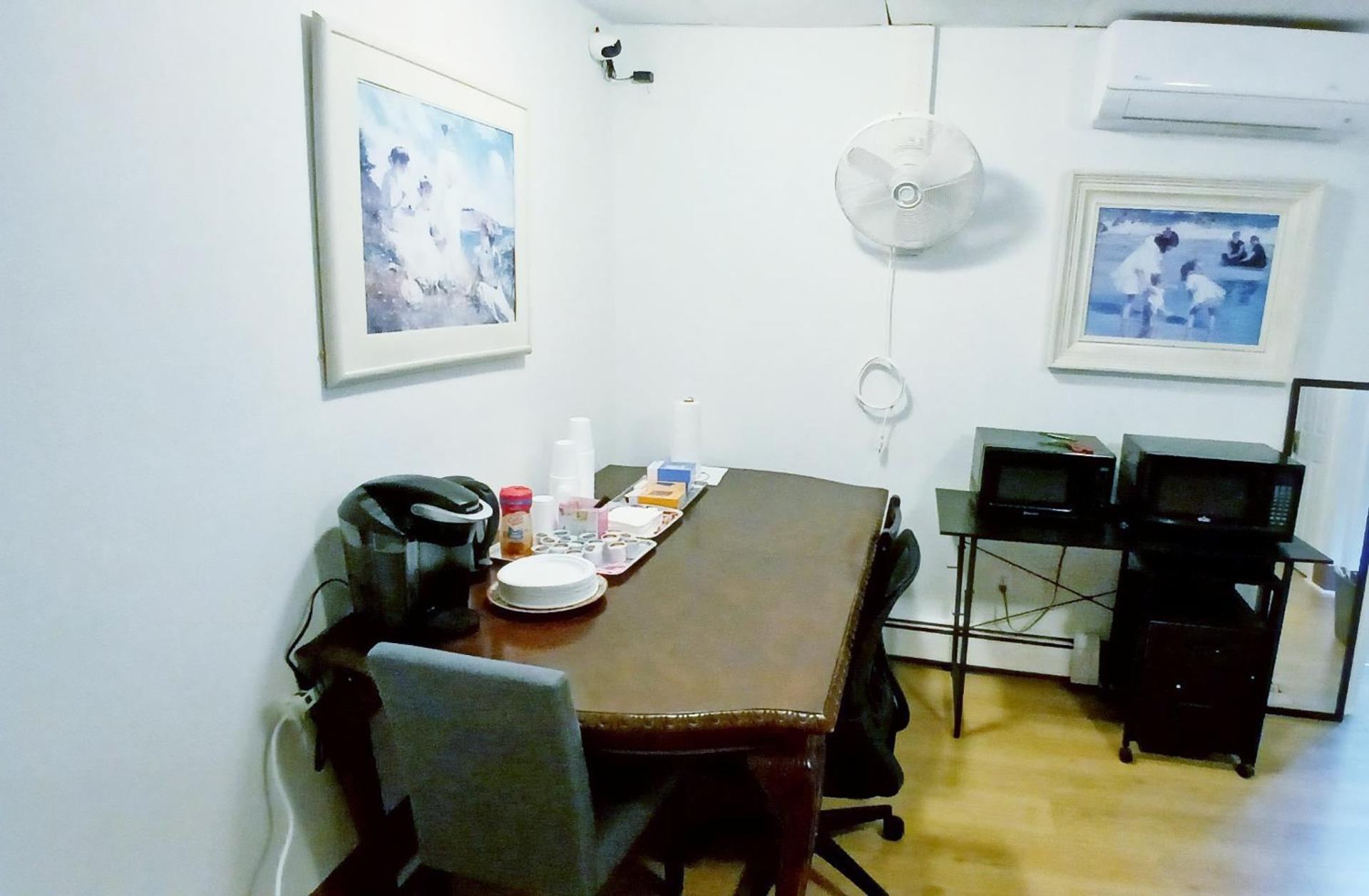 King-bed room with private bath -FREE WIFI-Self check in- New London-Mystic