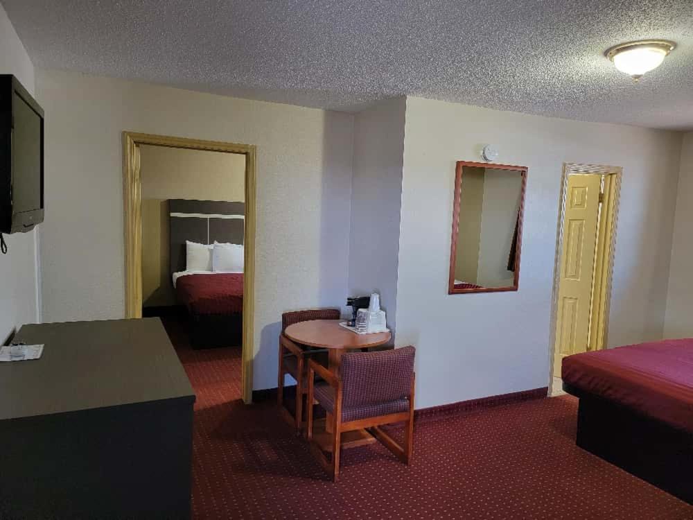 Three Queen Bed Suite - Non Smoking