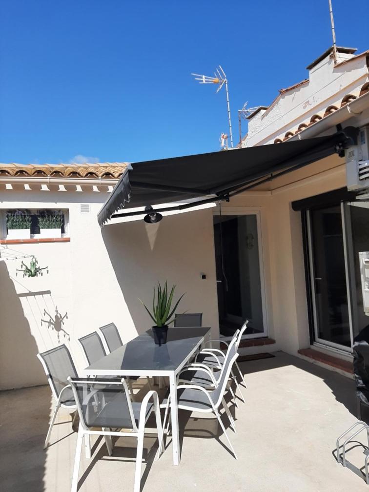 La Leucatine classée 4 étoiles, 2 chambres ,1 canapé convertible dans le salon et 2 salles d'eau