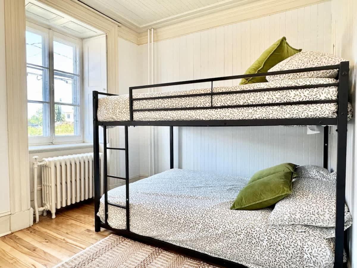 The Royal d'Antan 8 people Parking