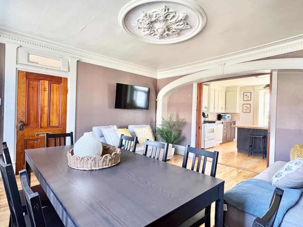 The Royal d'Antan 8 people Parking