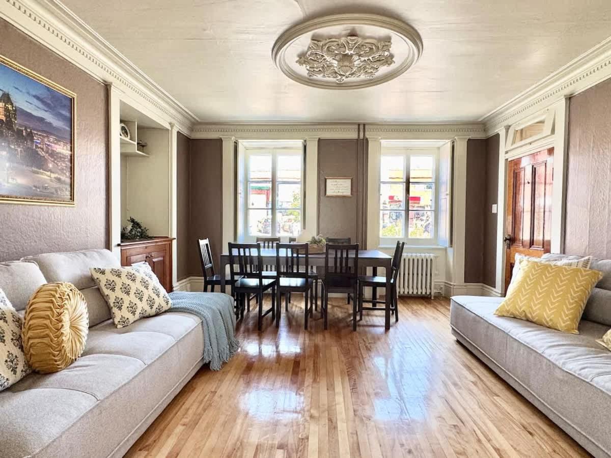 The Royal d'Antan 8 people Parking